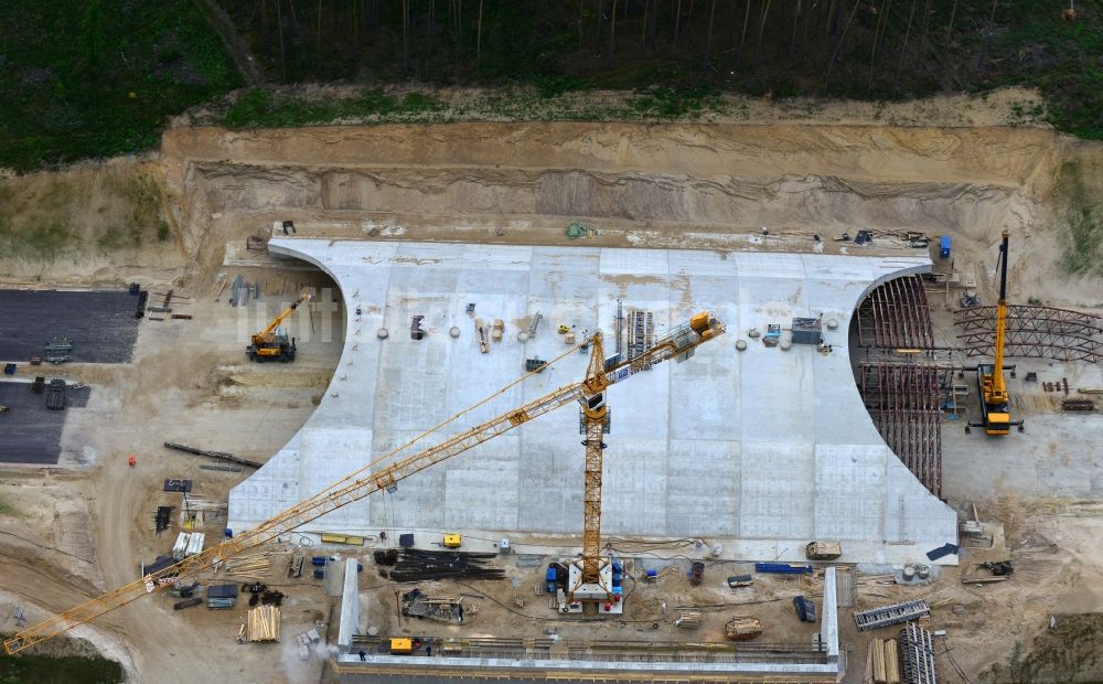 Luftaufnahme Karstädt - Baustelle zum Neubau einer Wildbrücke über den Verlauf der Autobahn BAB A14 bei Karstädt im Bundesland Brandenburg