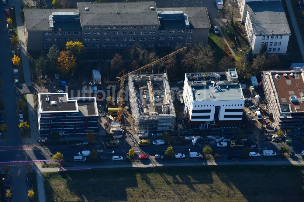 Luftaufnahme Berlin - Baustelle zum Neubau der WINDnovation Engineering Solutions GmbH an der Wagner-Régeny-Straße im Ortsteil Adlershof in Berlin, Deutschland