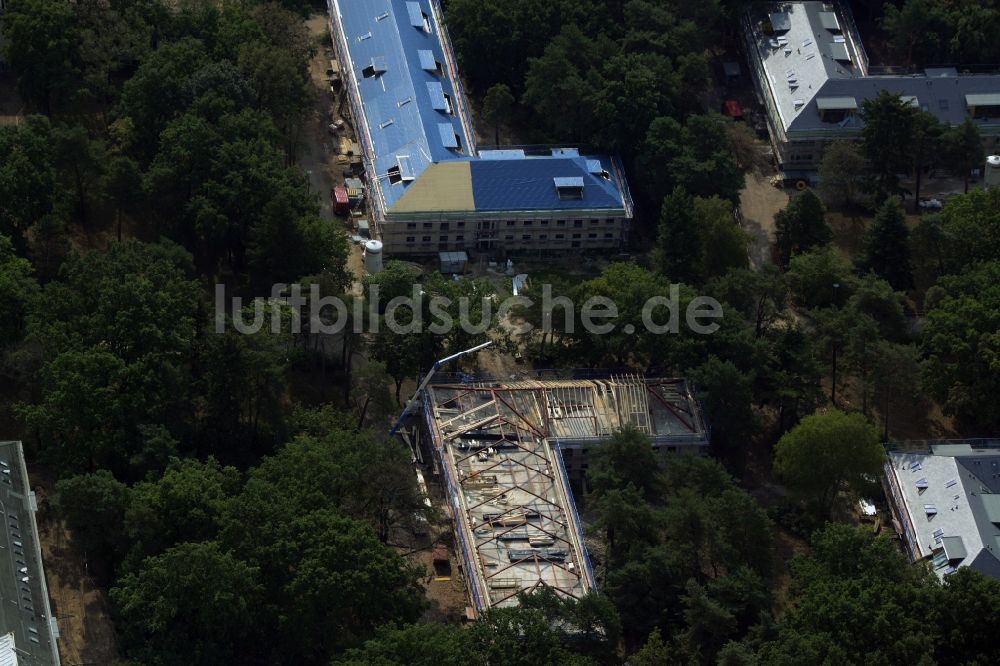 Berlin aus der Vogelperspektive: Baustelle zum Neubau von Wohn- und Apartmenthäusern auf dem Gelände des ehemaligen Kinderheimes Makarenko im Ortsteil Johannisthal in Berlin