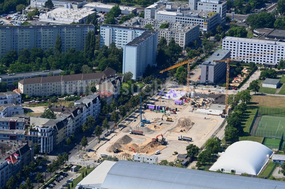 Luftaufnahme Berlin - Baustelle zum Neubau eines Wohn- und Geschaftshauses in Berlin, Deutschland