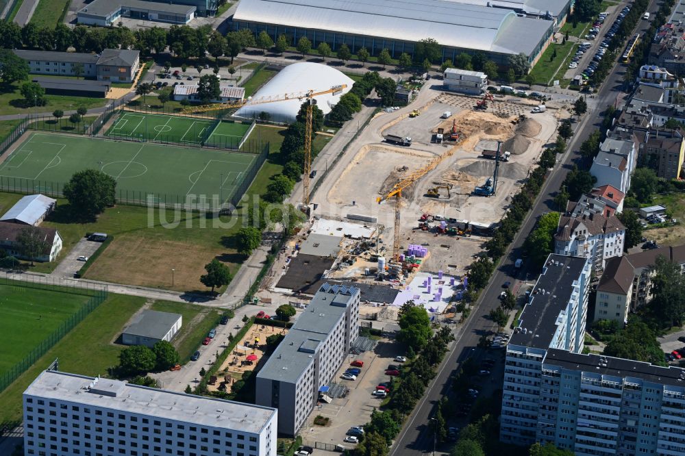 Luftbild Berlin - Baustelle zum Neubau eines Wohn- und Geschaftshauses in Berlin, Deutschland