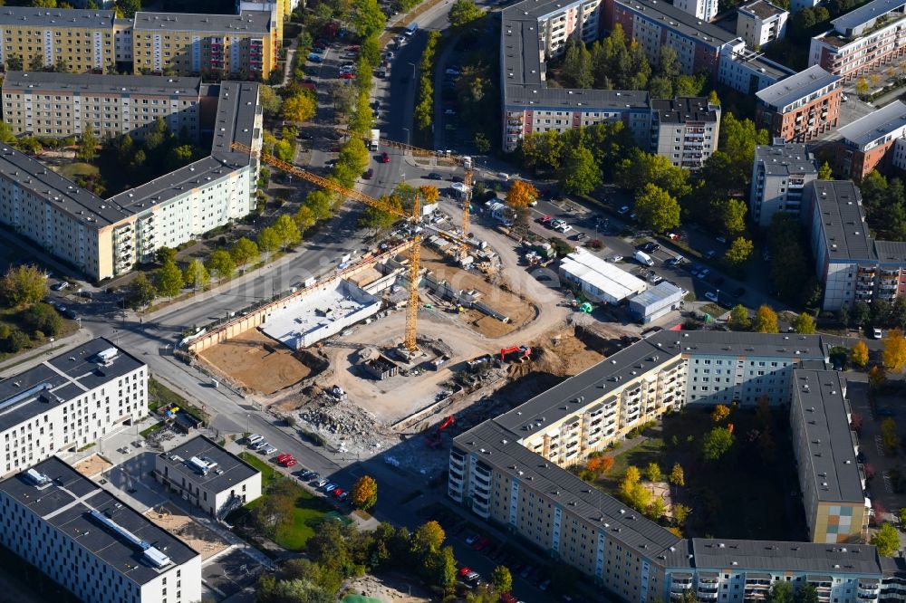 Berlin von oben - Baustelle zum Neubau eines Wohn- und Geschäftshauses an der Albert-Kuntz-Straße Ecke Louis-Lewin-Straße - Adele-Sandrock-Straße im Ortsteil Hellersdorf in Berlin, Deutschland