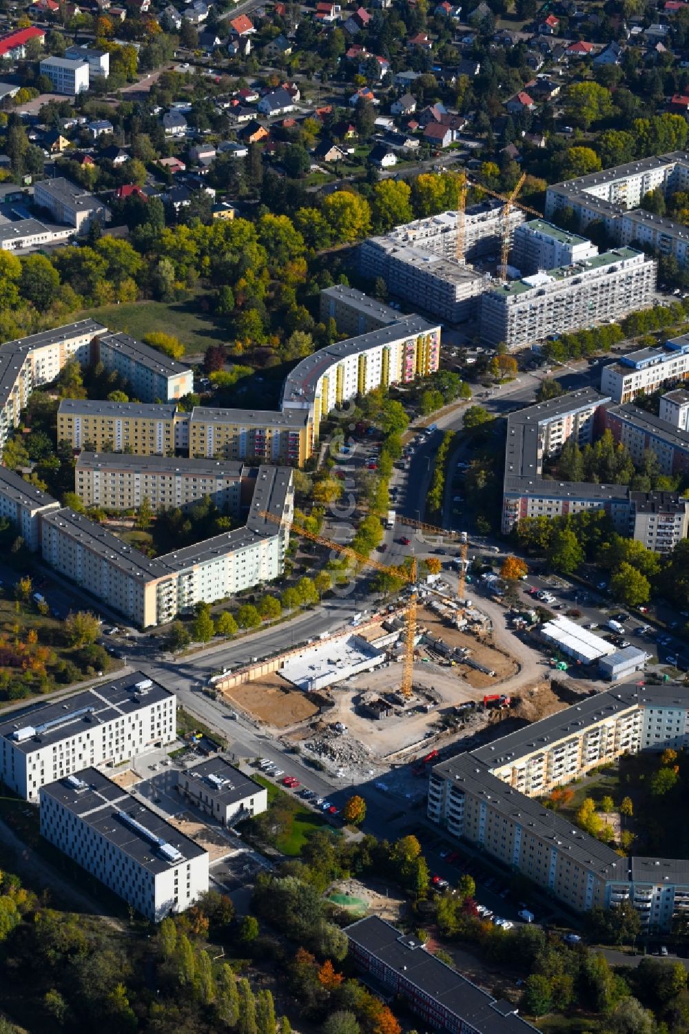 Berlin aus der Vogelperspektive: Baustelle zum Neubau eines Wohn- und Geschäftshauses an der Albert-Kuntz-Straße Ecke Louis-Lewin-Straße - Adele-Sandrock-Straße im Ortsteil Hellersdorf in Berlin, Deutschland