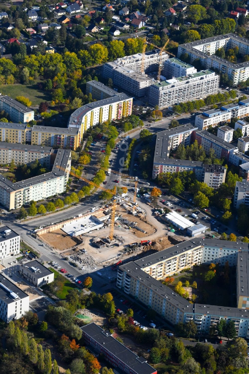 Luftbild Berlin - Baustelle zum Neubau eines Wohn- und Geschäftshauses an der Albert-Kuntz-Straße Ecke Louis-Lewin-Straße - Adele-Sandrock-Straße im Ortsteil Hellersdorf in Berlin, Deutschland