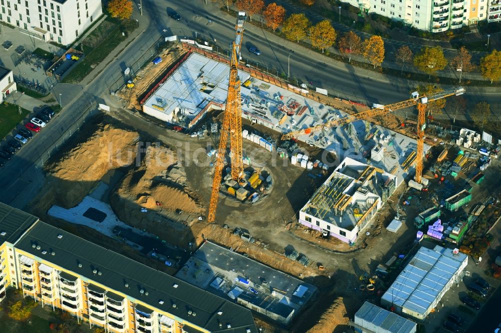 Berlin aus der Vogelperspektive: Baustelle zum Neubau eines Wohn- und Geschäftshauses an der Albert-Kuntz-Straße Ecke Louis-Lewin-Straße - Adele-Sandrock-Straße im Ortsteil Hellersdorf in Berlin, Deutschland