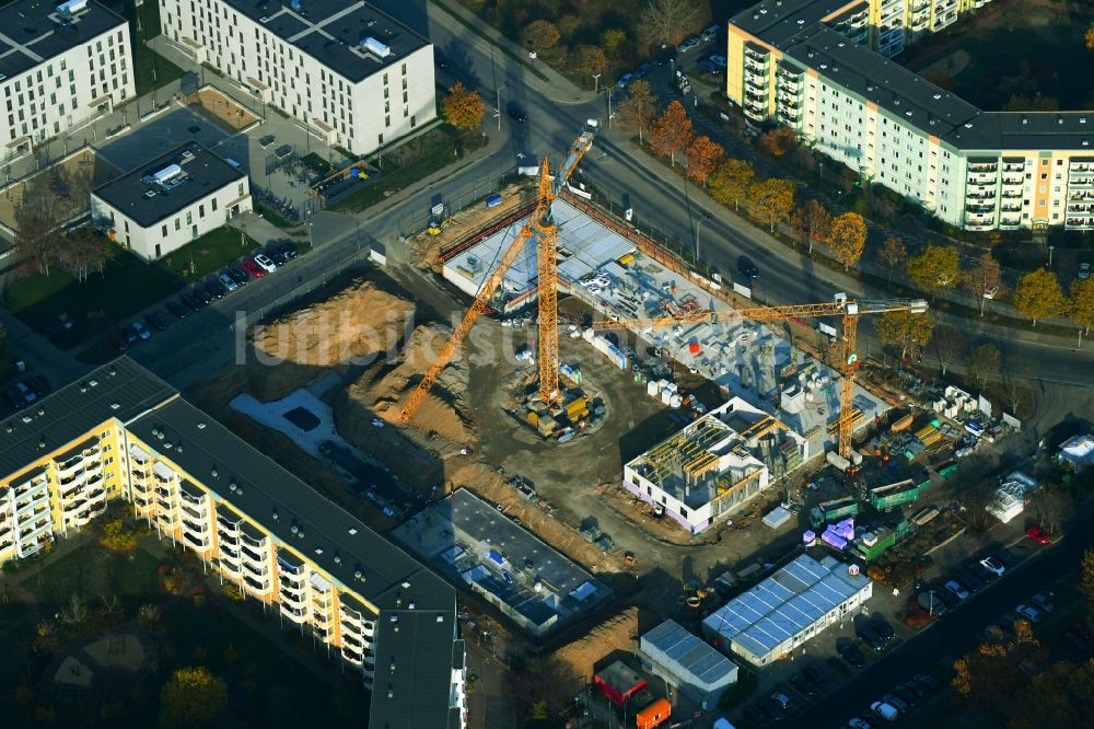 Luftbild Berlin - Baustelle zum Neubau eines Wohn- und Geschäftshauses an der Albert-Kuntz-Straße Ecke Louis-Lewin-Straße - Adele-Sandrock-Straße im Ortsteil Hellersdorf in Berlin, Deutschland