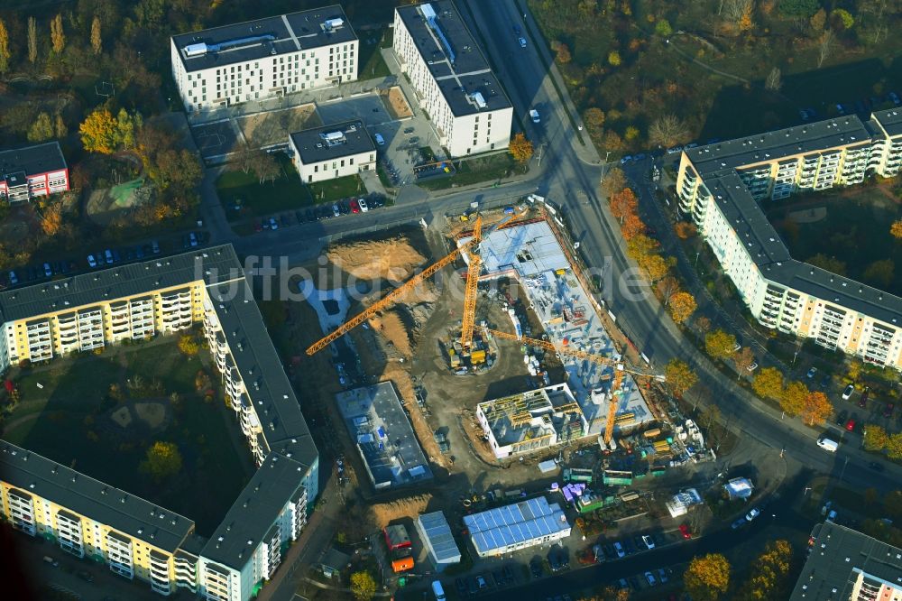 Luftaufnahme Berlin - Baustelle zum Neubau eines Wohn- und Geschäftshauses an der Albert-Kuntz-Straße Ecke Louis-Lewin-Straße - Adele-Sandrock-Straße im Ortsteil Hellersdorf in Berlin, Deutschland