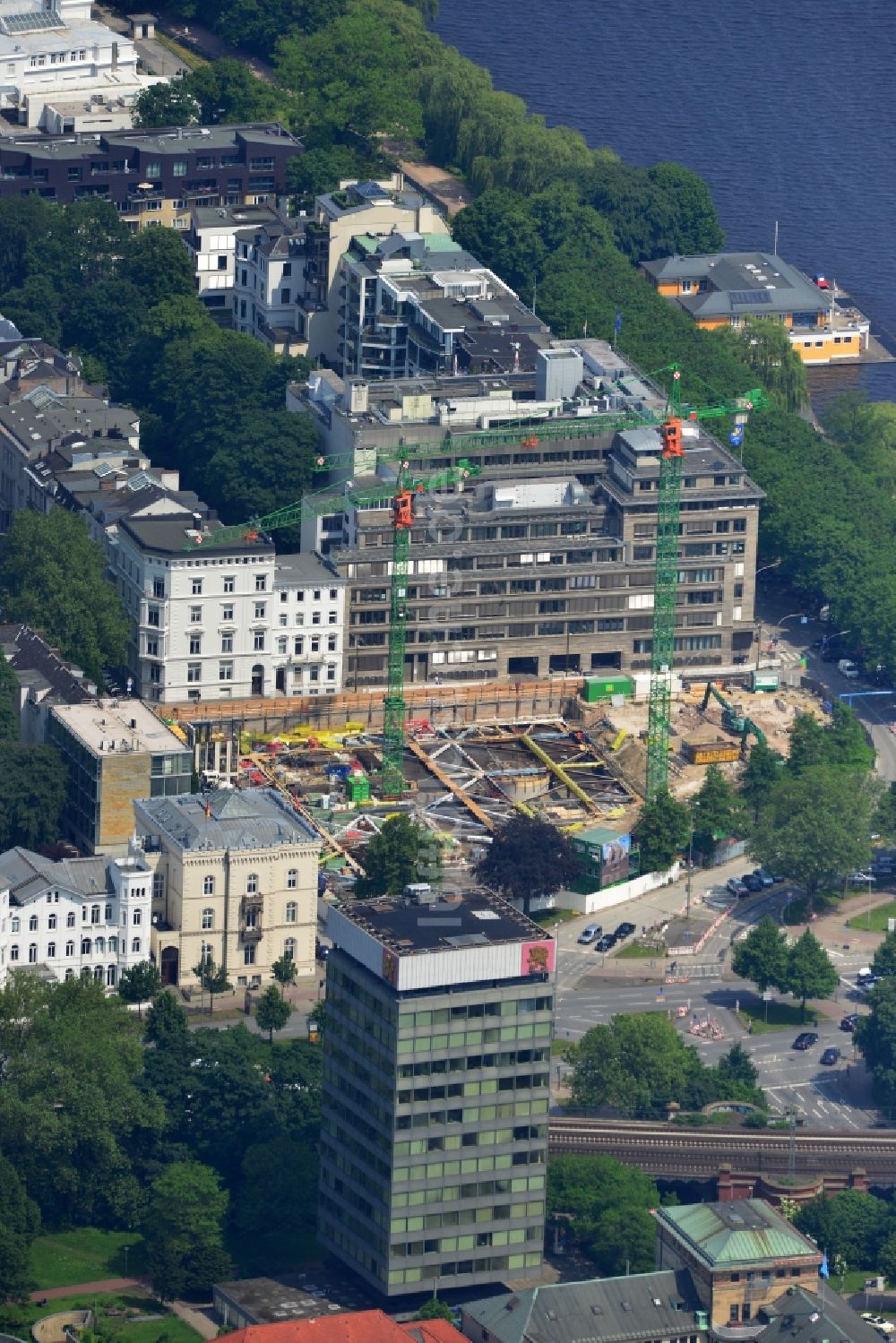 Luftaufnahme Hamburg Rotherbaum - Baustelle zum Neubau des Wohn- und Geschäftshauses Alsterufer 1-3 in Hamburg - Rotherbaum