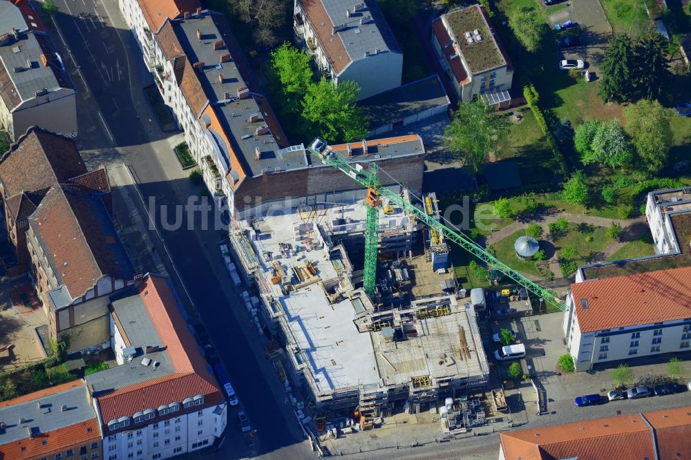 Berlin aus der Vogelperspektive: Baustelle zum Neubau eines Wohn- und Geschäftshauses in Berlin Köpenick