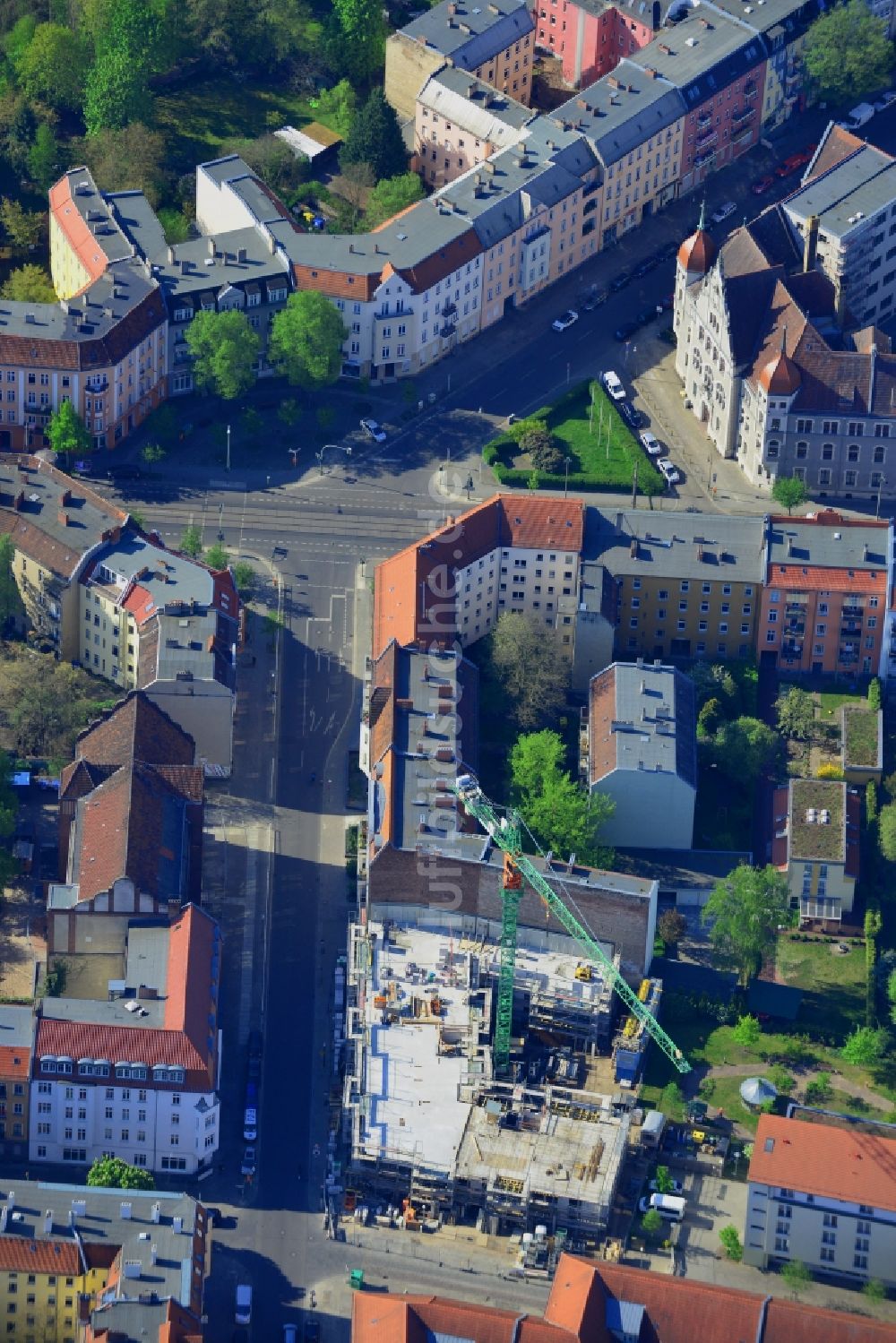 Berlin aus der Vogelperspektive: Baustelle zum Neubau eines Wohn- und Geschäftshauses in Berlin Köpenick