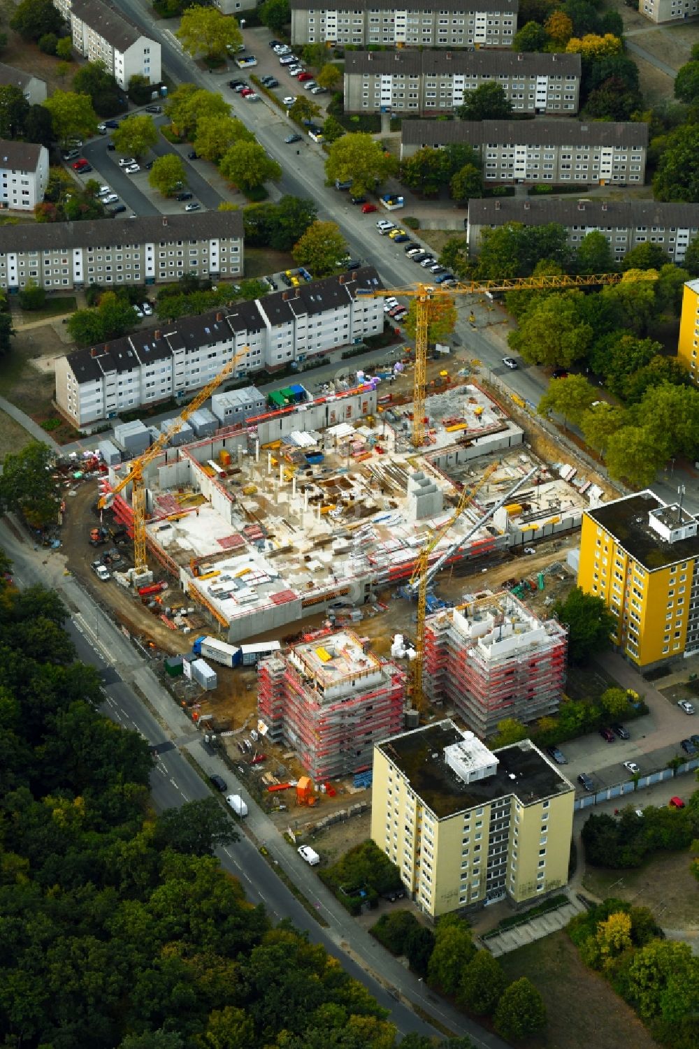 Wolfsburg aus der Vogelperspektive: Baustelle zum Neubau eines Wohn- und Geschäftshauses an der Breslauer Straße - Schlesierweg in Wolfsburg im Bundesland Niedersachsen, Deutschland