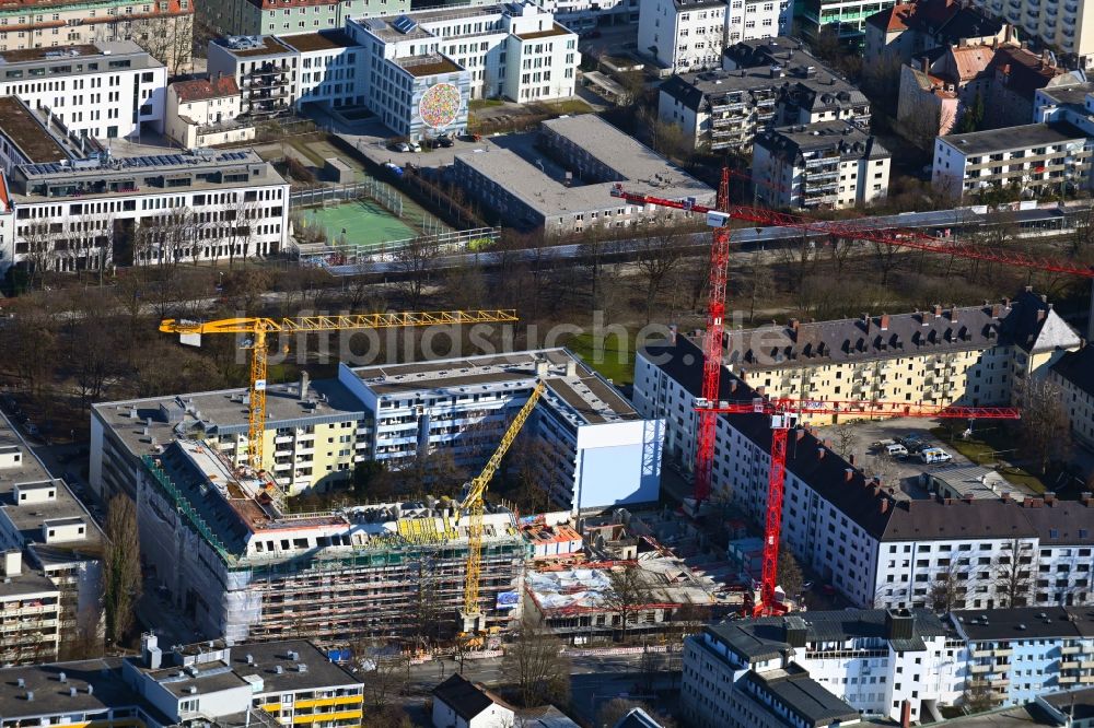 München aus der Vogelperspektive: Baustelle zum Neubau eines Wohn- und Geschäftshauses eins8eins im Ortsteil Sendling-Westpark in München im Bundesland Bayern, Deutschland