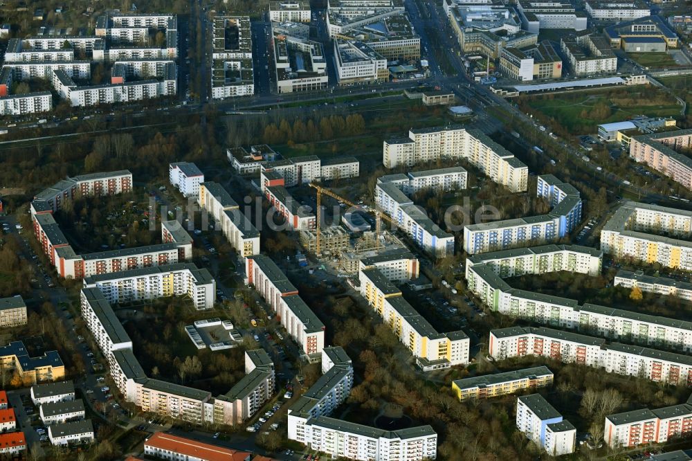 Luftbild Berlin - Baustelle zum Neubau eines Wohn- und Geschäftshauses am Kastanienboulevard im Ortsteil Hellersdorf in Berlin, Deutschland