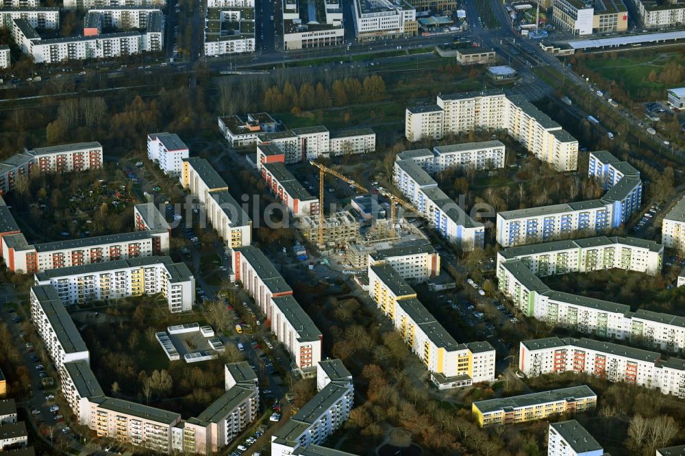 Luftaufnahme Berlin - Baustelle zum Neubau eines Wohn- und Geschäftshauses am Kastanienboulevard im Ortsteil Hellersdorf in Berlin, Deutschland