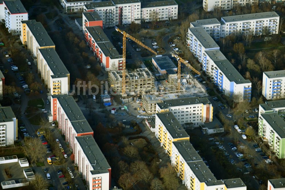 Berlin von oben - Baustelle zum Neubau eines Wohn- und Geschäftshauses am Kastanienboulevard im Ortsteil Hellersdorf in Berlin, Deutschland