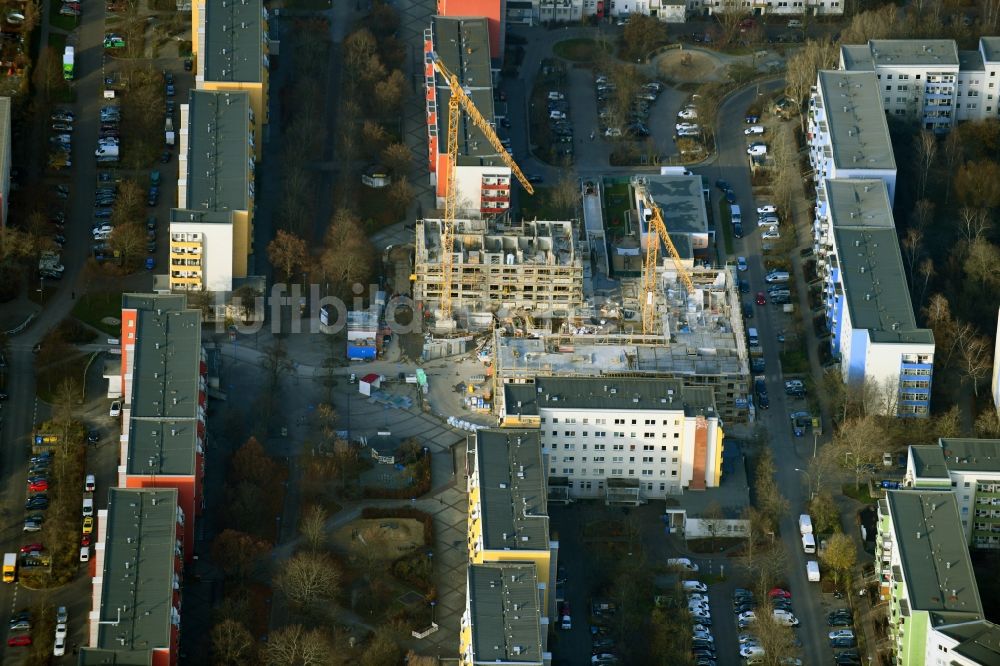 Luftbild Berlin - Baustelle zum Neubau eines Wohn- und Geschäftshauses am Kastanienboulevard im Ortsteil Hellersdorf in Berlin, Deutschland