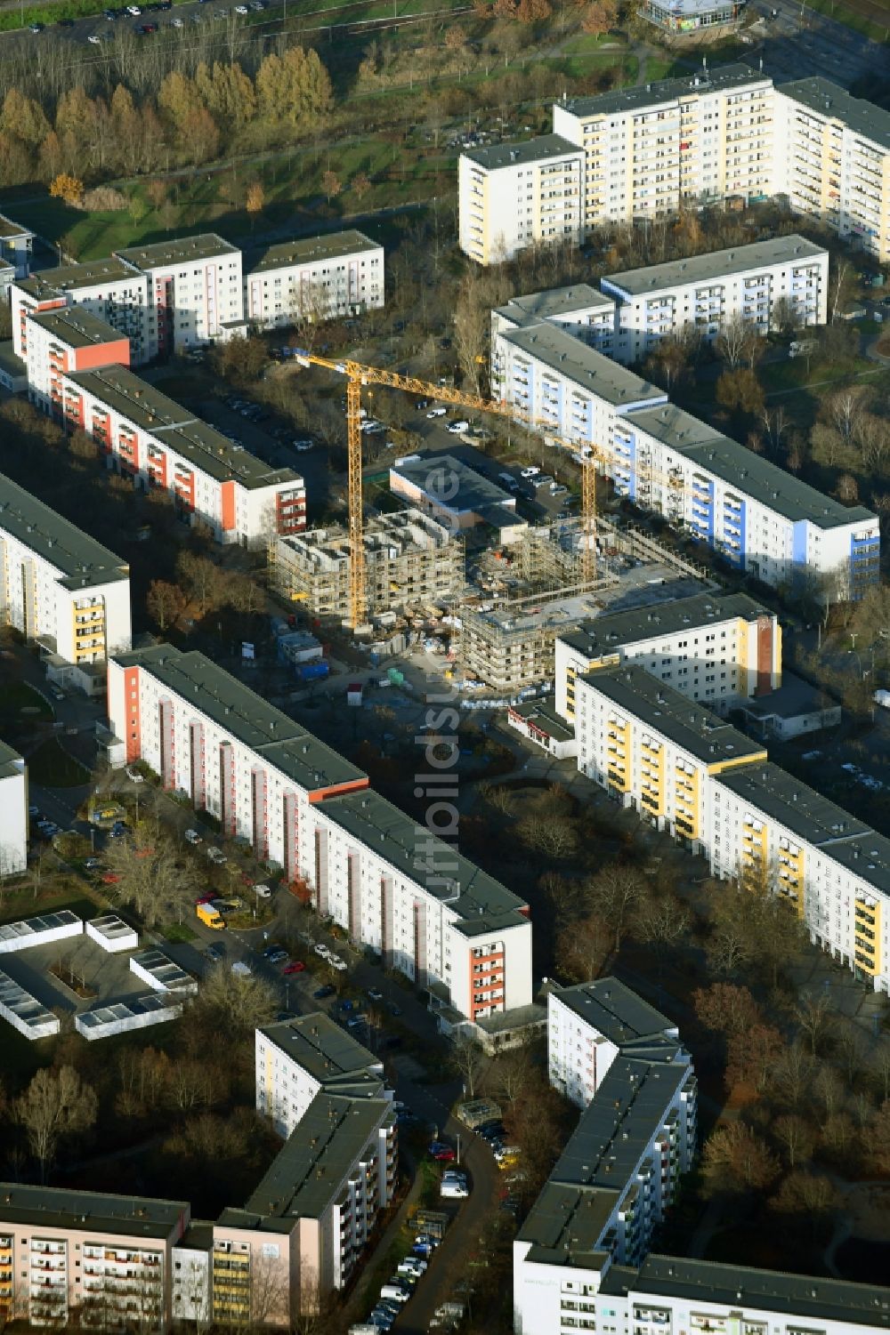 Luftbild Berlin - Baustelle zum Neubau eines Wohn- und Geschäftshauses am Kastanienboulevard im Ortsteil Hellersdorf in Berlin, Deutschland