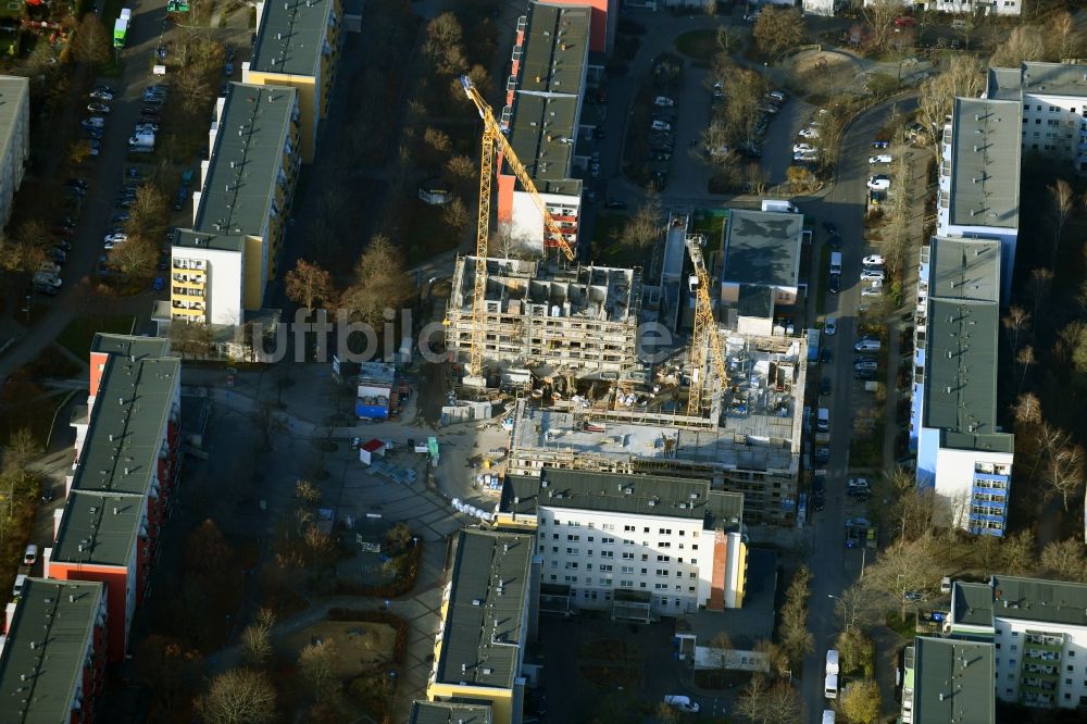 Luftaufnahme Berlin - Baustelle zum Neubau eines Wohn- und Geschäftshauses am Kastanienboulevard im Ortsteil Hellersdorf in Berlin, Deutschland