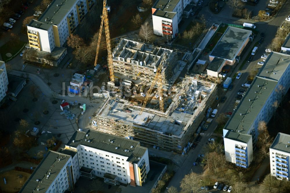 Berlin von oben - Baustelle zum Neubau eines Wohn- und Geschäftshauses am Kastanienboulevard im Ortsteil Hellersdorf in Berlin, Deutschland