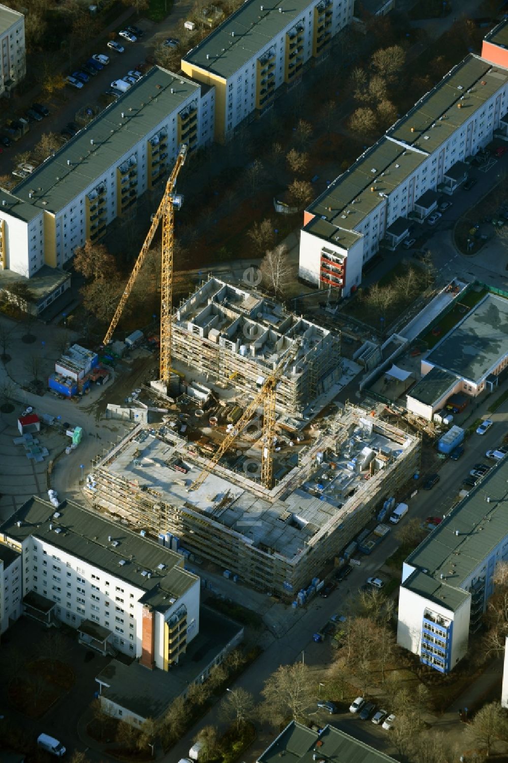 Berlin aus der Vogelperspektive: Baustelle zum Neubau eines Wohn- und Geschäftshauses am Kastanienboulevard im Ortsteil Hellersdorf in Berlin, Deutschland