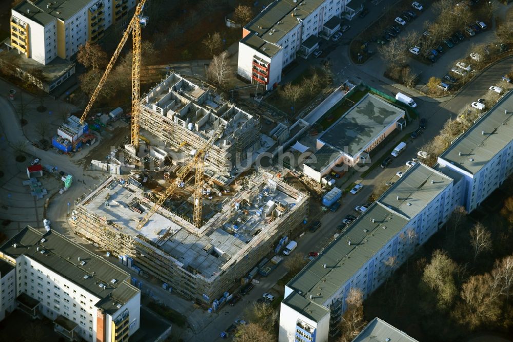 Luftbild Berlin - Baustelle zum Neubau eines Wohn- und Geschäftshauses am Kastanienboulevard im Ortsteil Hellersdorf in Berlin, Deutschland