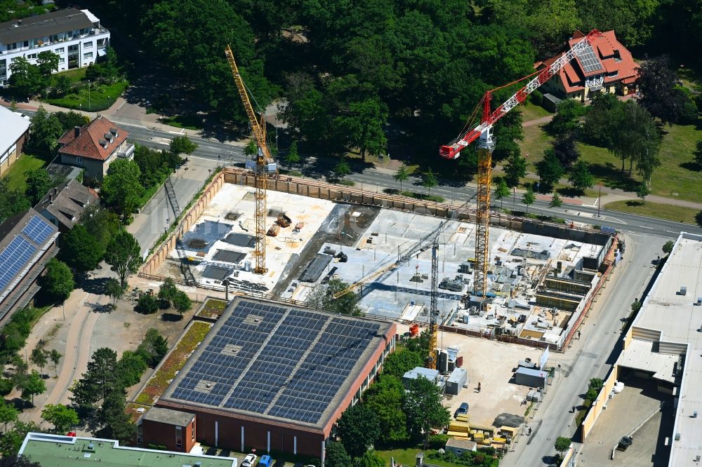 Lehrte von oben - Baustelle zum Neubau eines Wohn- und Geschäftshauses Manskestraße in Lehrte im Bundesland Niedersachsen, Deutschland