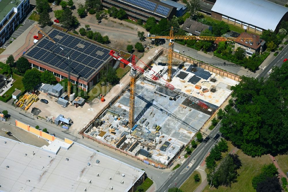 Lehrte von oben - Baustelle zum Neubau eines Wohn- und Geschäftshauses Manskestraße in Lehrte im Bundesland Niedersachsen, Deutschland