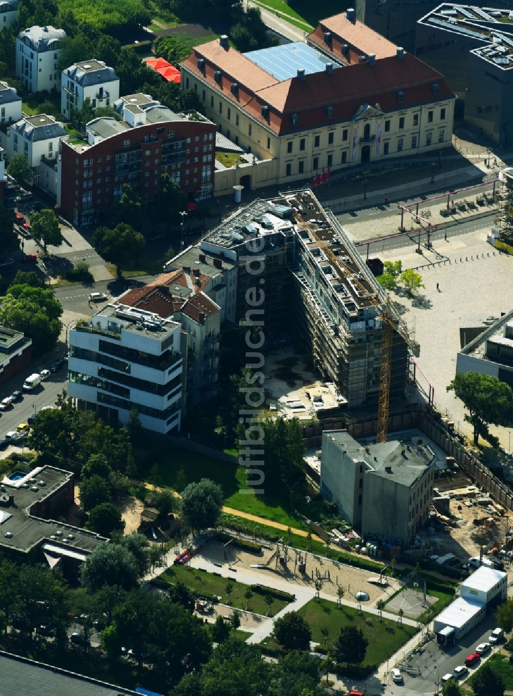 Luftaufnahme Berlin - Baustelle zum Neubau eines Wohn- und Geschäftshauses an der Markgrafenstraße Ecke Lindenstraße im Ortsteil Kreuzberg in Berlin, Deutschland