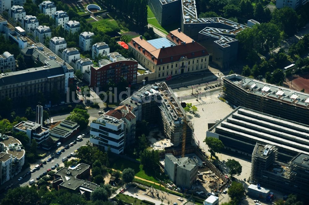 Berlin aus der Vogelperspektive: Baustelle zum Neubau eines Wohn- und Geschäftshauses an der Markgrafenstraße Ecke Lindenstraße im Ortsteil Kreuzberg in Berlin, Deutschland