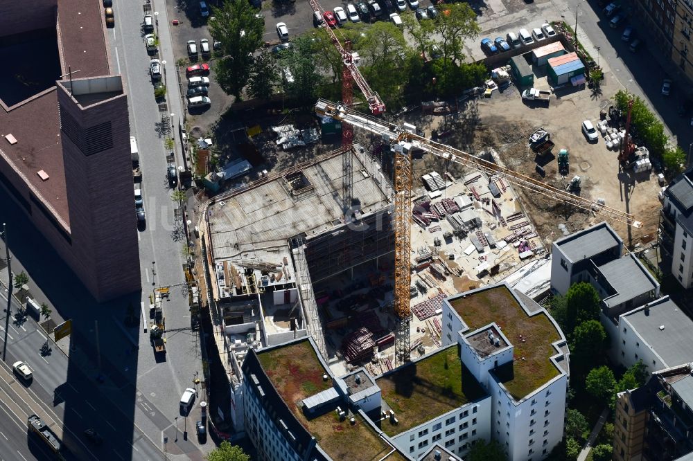 Leipzig von oben - Baustelle zum Neubau eines Wohn- und Geschäftshauses an der Nonnenmühlgasse in Leipzig im Bundesland Sachsen, Deutschland