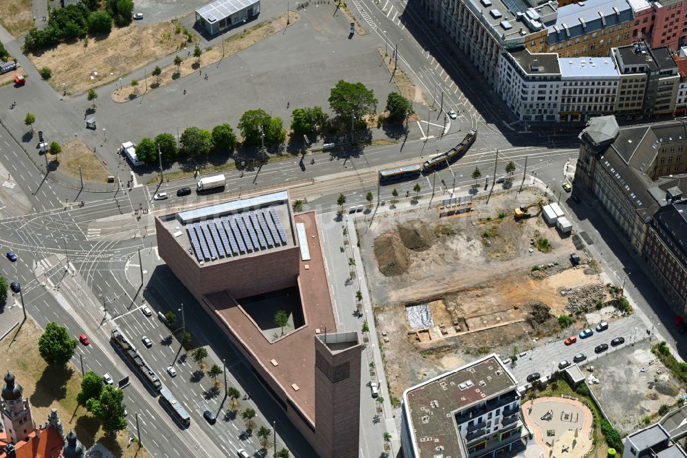 Luftaufnahme Leipzig - Baustelle zum Neubau eines Wohn- und Geschäftshauses an der Nonnenmühlgasse - Ruth-Pfau-Straße - Wilhelm-Leuschner-Platz in Leipzig im Bundesland Sachsen, Deutschland