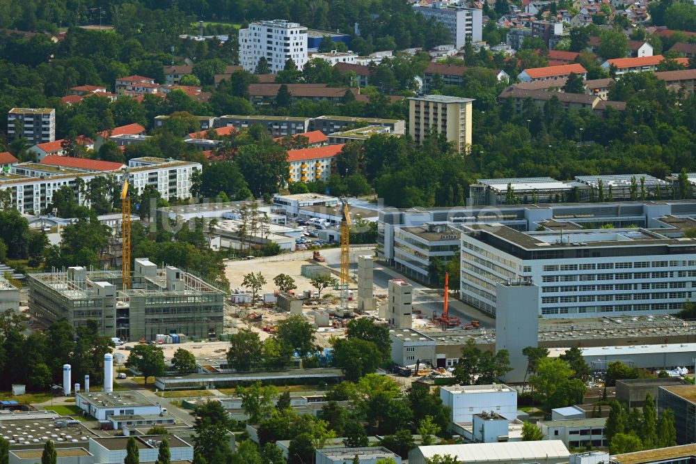 Luftaufnahme Erlangen - Baustelle zum Neubau eines Wohn- und Geschäftshauses im Ortsteil Bruck in Erlangen im Bundesland Bayern, Deutschland