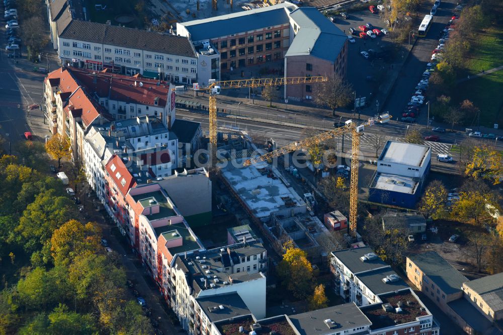 Berlin aus der Vogelperspektive: Baustelle zum Neubau eines Wohn- und Geschäftshauses im Ortsteil Köpenick in Berlin, Deutschland