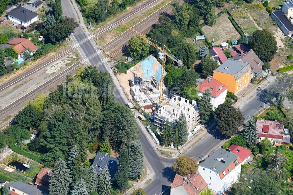 Luftaufnahme Berlin - Baustelle zum Neubau eines Wohn- und Geschäftshauses im Ortsteil Mahlsdorf in Berlin, Deutschland