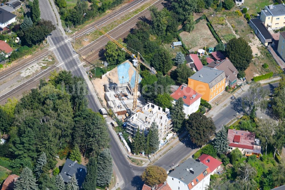 Berlin von oben - Baustelle zum Neubau eines Wohn- und Geschäftshauses im Ortsteil Mahlsdorf in Berlin, Deutschland