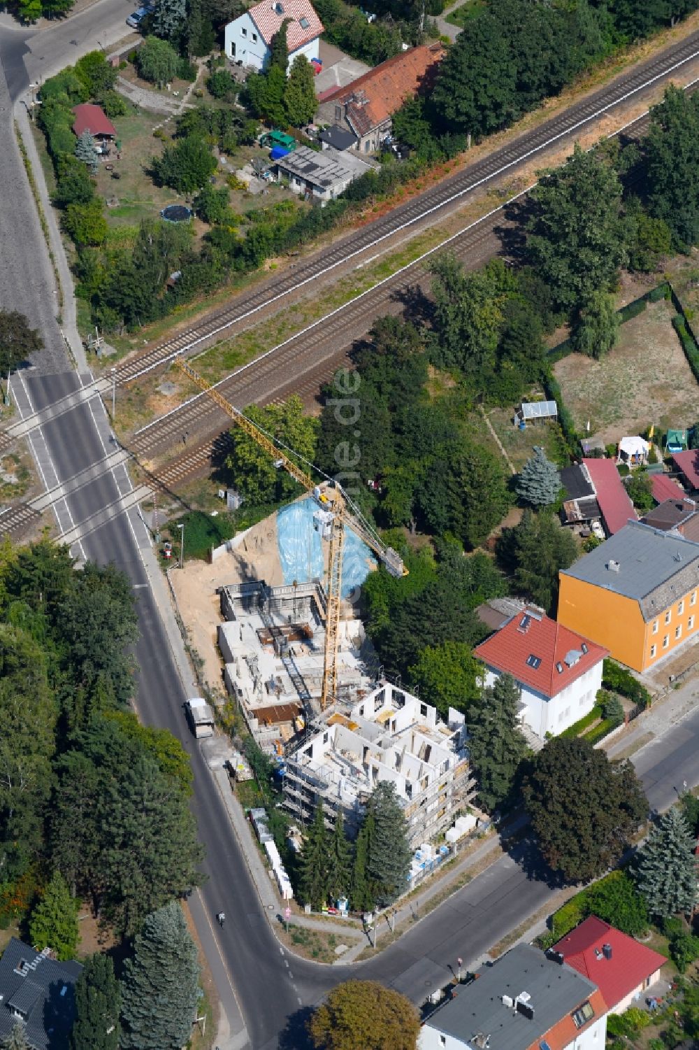 Luftbild Berlin - Baustelle zum Neubau eines Wohn- und Geschäftshauses im Ortsteil Mahlsdorf in Berlin, Deutschland