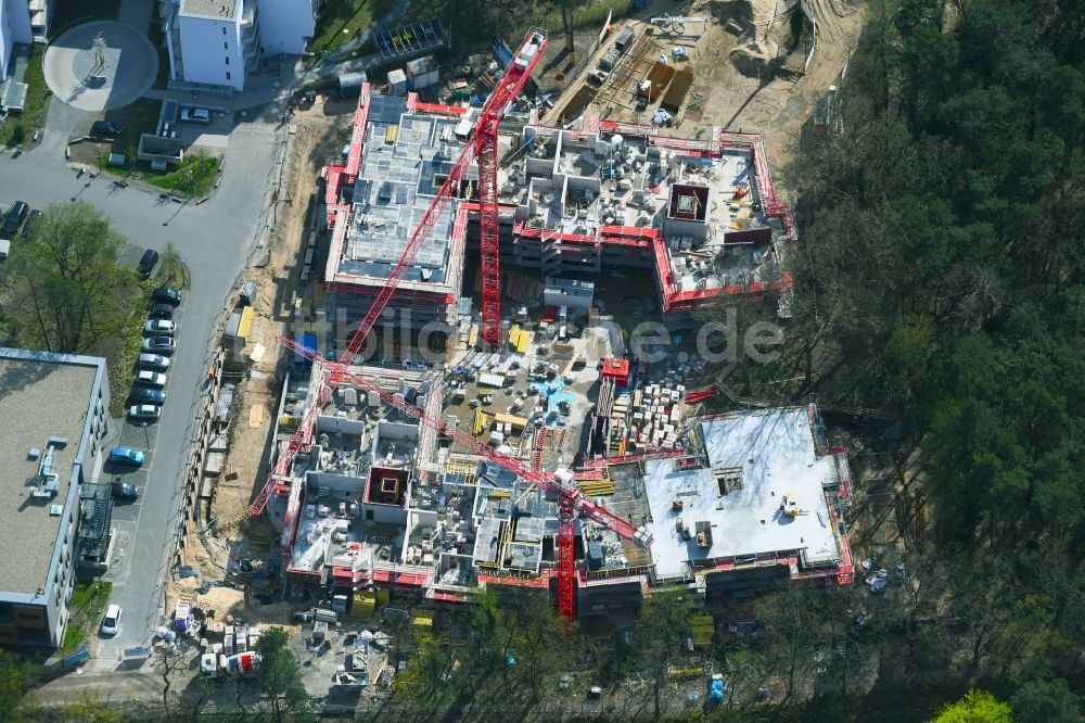 Luftaufnahme Berlin - Baustelle zum Neubau eines Wohn- und Geschäftshauses Oskar & Helene in Dahlem in Berlin, Deutschland