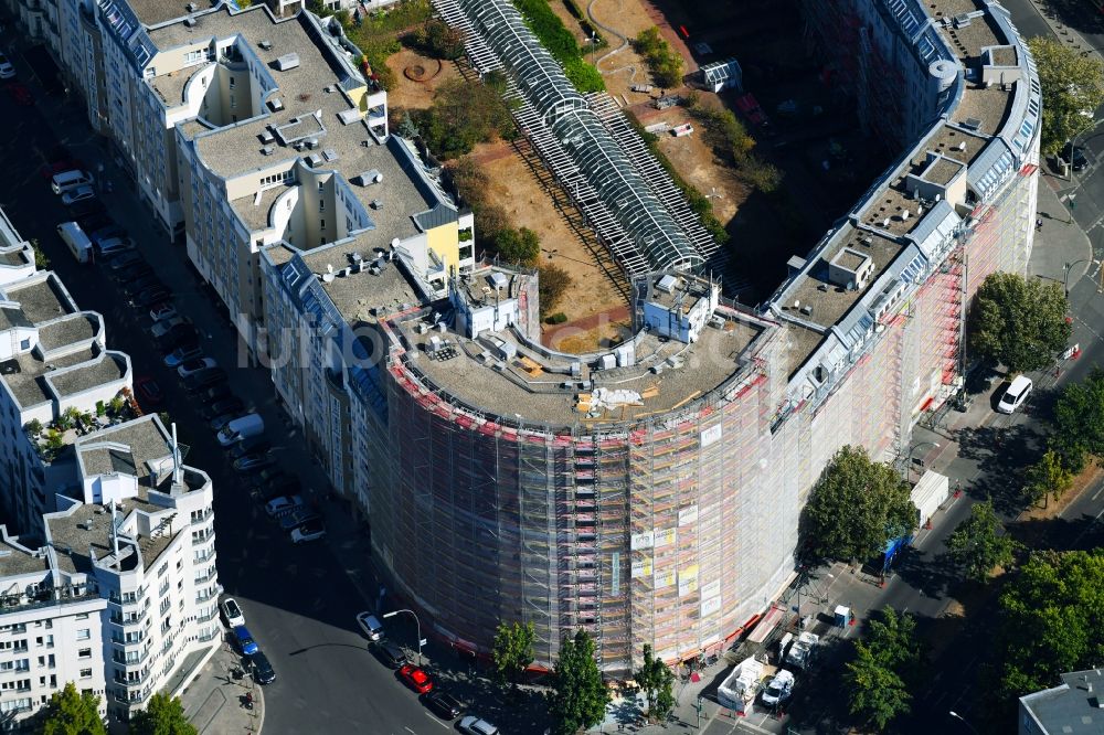 Berlin aus der Vogelperspektive: Baustelle zum Neubau eines Wohn- und Geschäftshauses an der Passauer Straße - Ansbacher Straße Ecke Lietzenburger Straße Baustelle im Ortsteil Wilmersdorf in Berlin, Deutschland