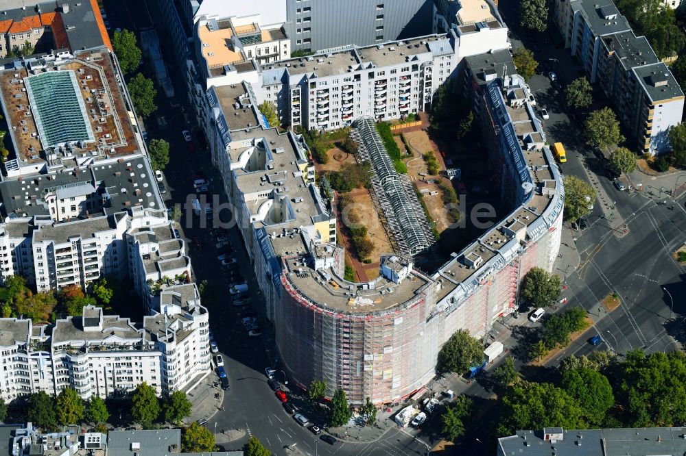 Luftaufnahme Berlin - Baustelle zum Neubau eines Wohn- und Geschäftshauses an der Passauer Straße - Ansbacher Straße Ecke Lietzenburger Straße Baustelle im Ortsteil Wilmersdorf in Berlin, Deutschland