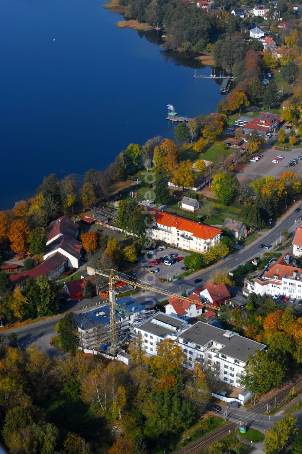 Luftaufnahme Wandlitz - Baustelle zum Neubau eines Wohn- und Geschäftshauses an der Prenzlauer Chaussee - Lanker Weg in Wandlitz im Bundesland Brandenburg, Deutschland