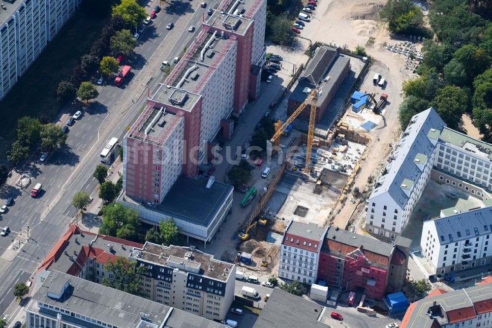 Berlin aus der Vogelperspektive: Baustelle zum Neubau eines Wohn- und Geschäftshauses an der Rathausstraße im Ortsteil Lichtenberg in Berlin, Deutschland