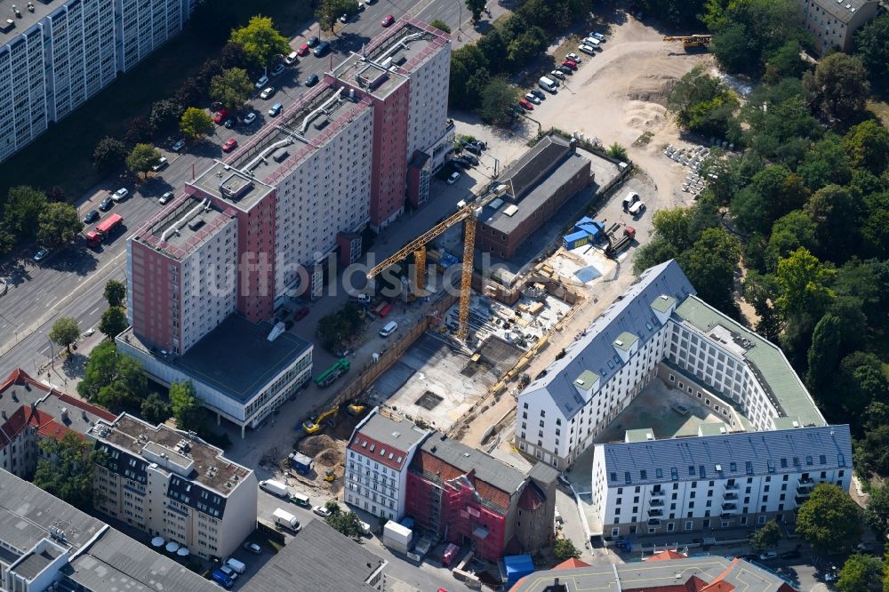 Luftbild Berlin - Baustelle zum Neubau eines Wohn- und Geschäftshauses an der Rathausstraße im Ortsteil Lichtenberg in Berlin, Deutschland