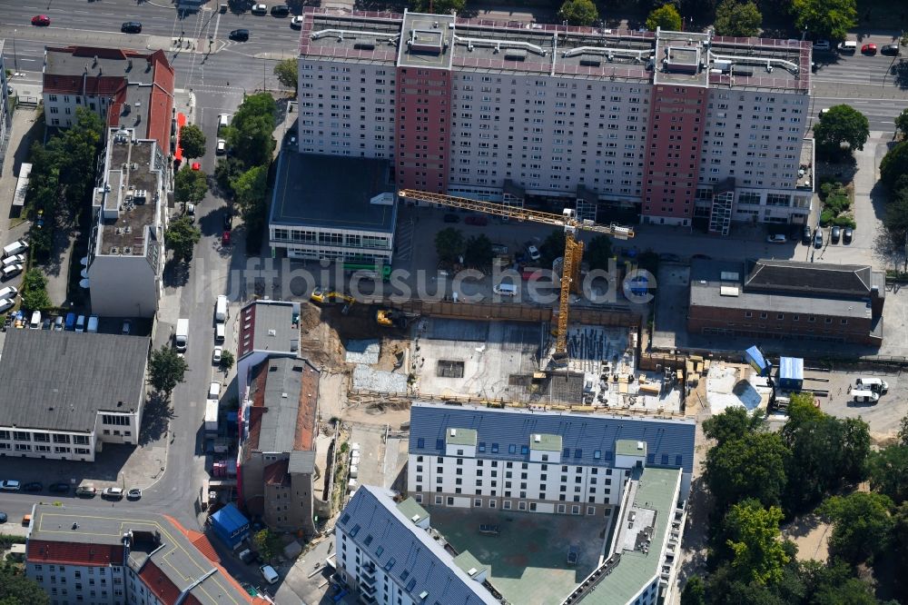 Luftaufnahme Berlin - Baustelle zum Neubau eines Wohn- und Geschäftshauses an der Rathausstraße im Ortsteil Lichtenberg in Berlin, Deutschland