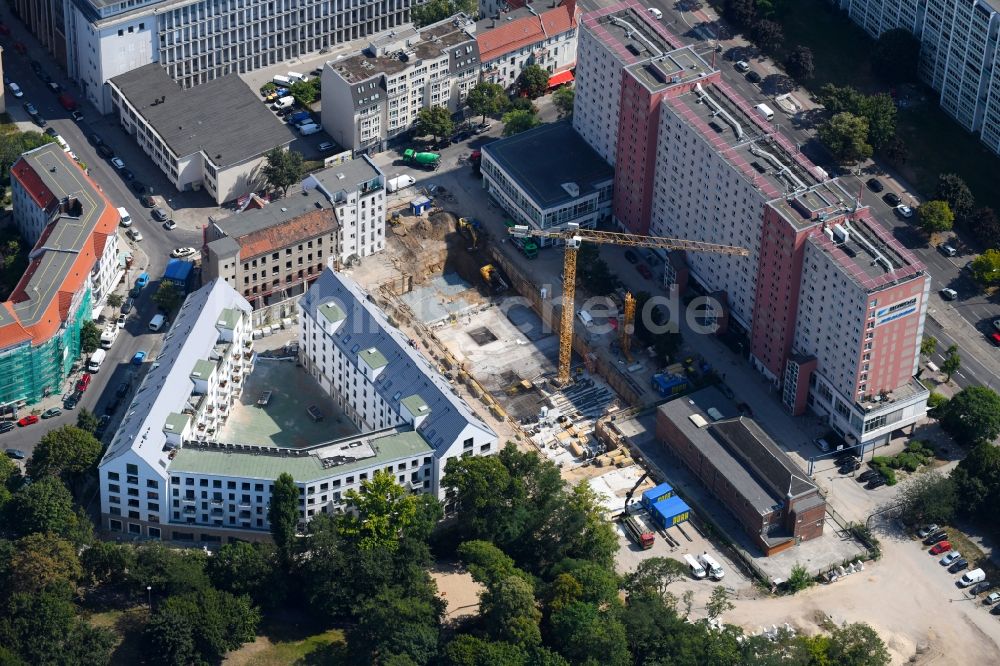 Berlin aus der Vogelperspektive: Baustelle zum Neubau eines Wohn- und Geschäftshauses an der Rathausstraße im Ortsteil Lichtenberg in Berlin, Deutschland