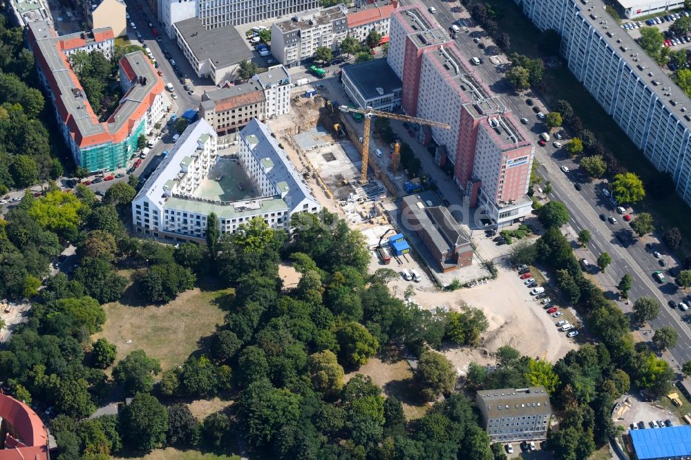 Luftbild Berlin - Baustelle zum Neubau eines Wohn- und Geschäftshauses an der Rathausstraße im Ortsteil Lichtenberg in Berlin, Deutschland