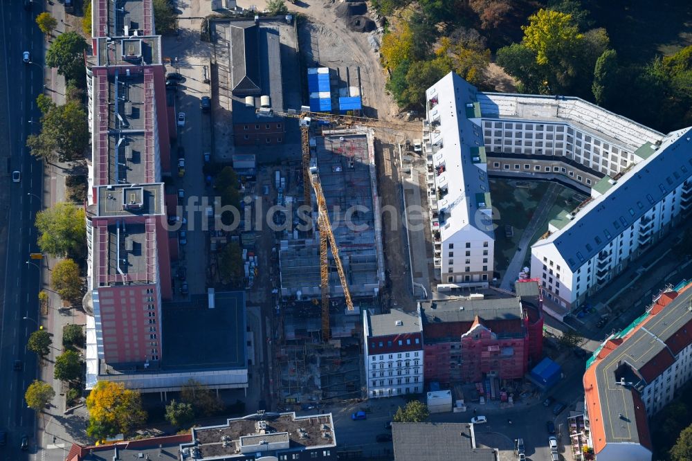 Luftbild Berlin - Baustelle zum Neubau eines Wohn- und Geschäftshauses an der Rathausstraße im Ortsteil Lichtenberg in Berlin, Deutschland