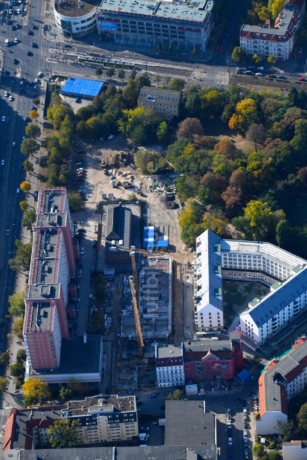 Luftaufnahme Berlin - Baustelle zum Neubau eines Wohn- und Geschäftshauses an der Rathausstraße im Ortsteil Lichtenberg in Berlin, Deutschland