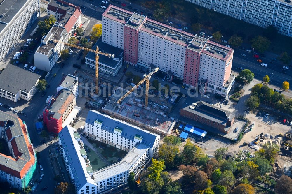 Berlin von oben - Baustelle zum Neubau eines Wohn- und Geschäftshauses an der Rathausstraße im Ortsteil Lichtenberg in Berlin, Deutschland