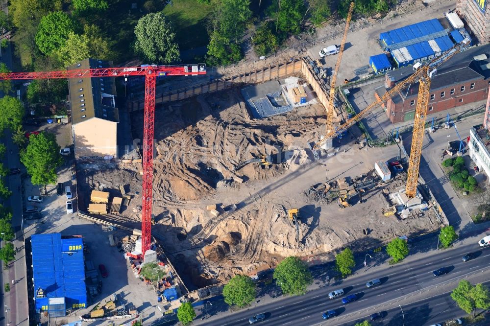 Berlin von oben - Baustelle zum Neubau eines Wohn- und Geschäftshauses an der Rathausstraße im Ortsteil Lichtenberg in Berlin, Deutschland