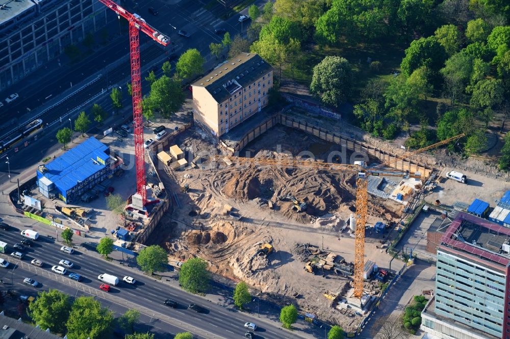 Berlin aus der Vogelperspektive: Baustelle zum Neubau eines Wohn- und Geschäftshauses an der Rathausstraße im Ortsteil Lichtenberg in Berlin, Deutschland